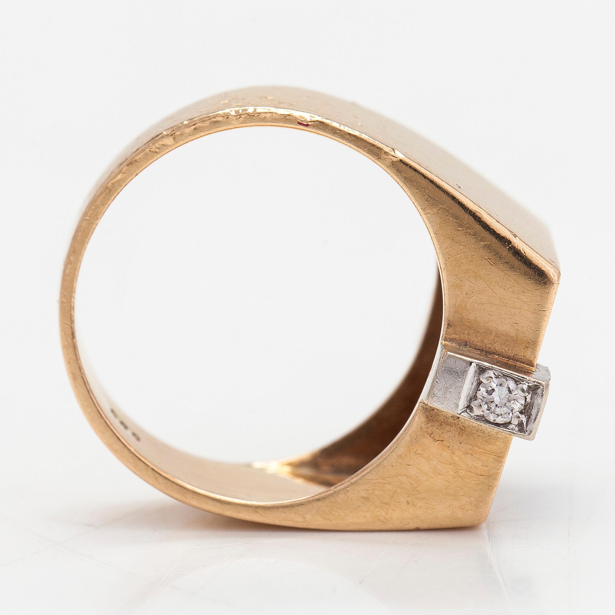 Ring, 14K guld, diamanter totalt ca. 0.15 ct enligt gravyr och lapis lazuli.