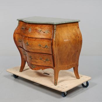 BYRÅ, rokokostil, 1900-talets första hälft.