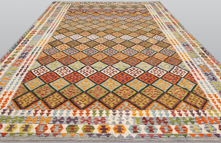 A Kelim carpet, c. 495 x 317 cm.