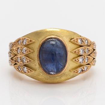 Torbjörn Tillander, an 18K gold ring with a cabochon-cut sapphire and diamonds, Helsinki 1985.