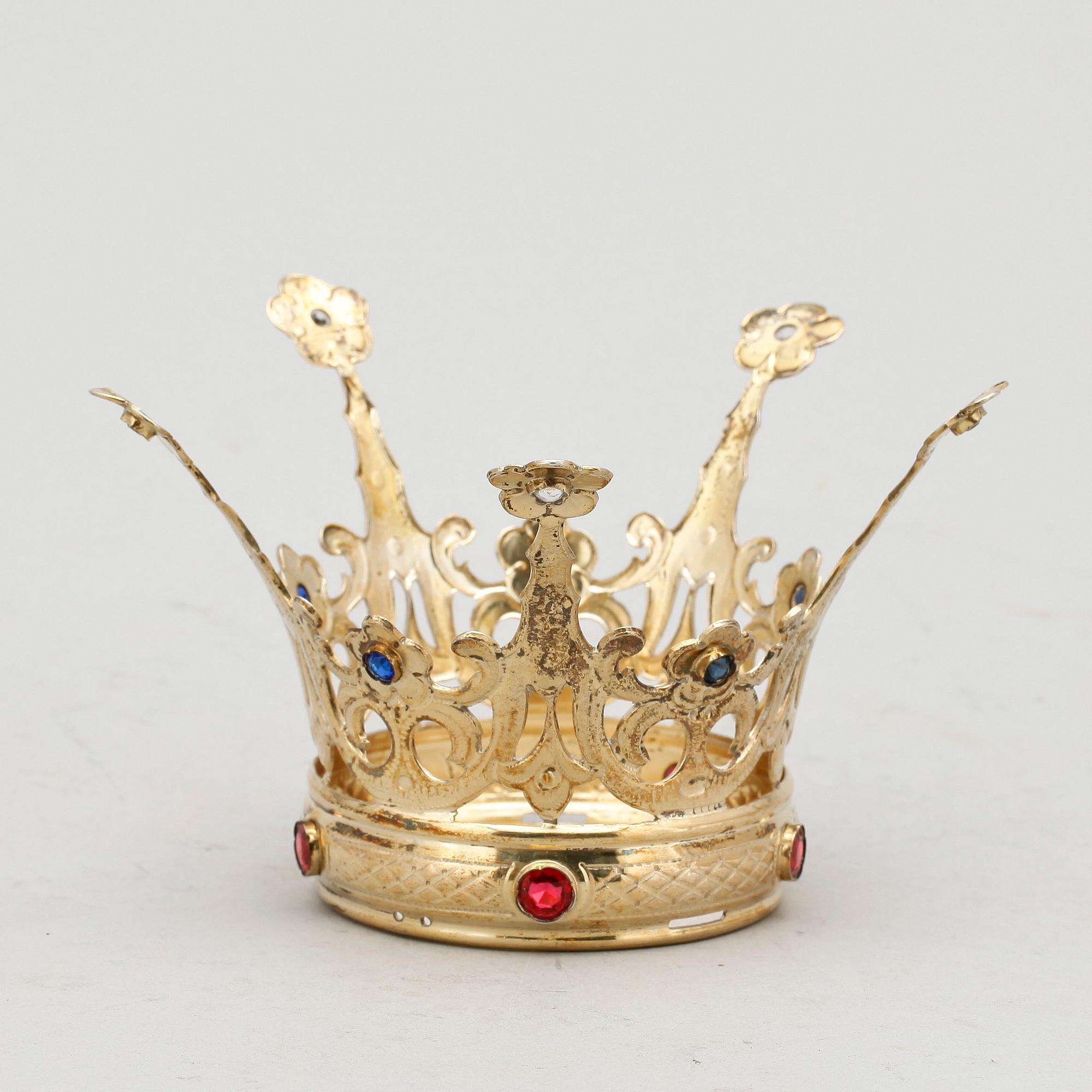 BRUDKRONA, förgyllt silver med färgade glasstenar, design Albin Öijving, Gävle 1935. Vikt ca 82 gram.