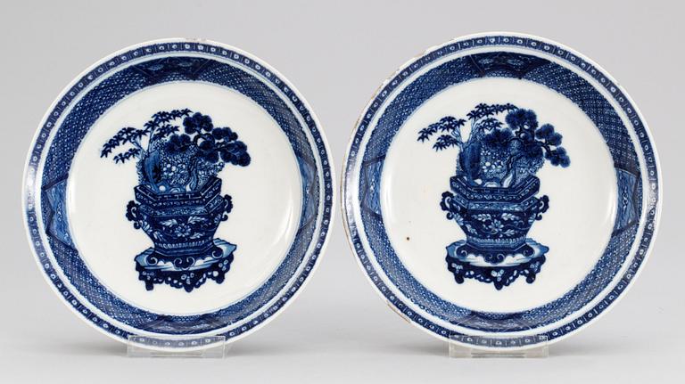 SKÅLFAT, ett par, porslin. Qingdynastin, Yongzheng (1723-35).