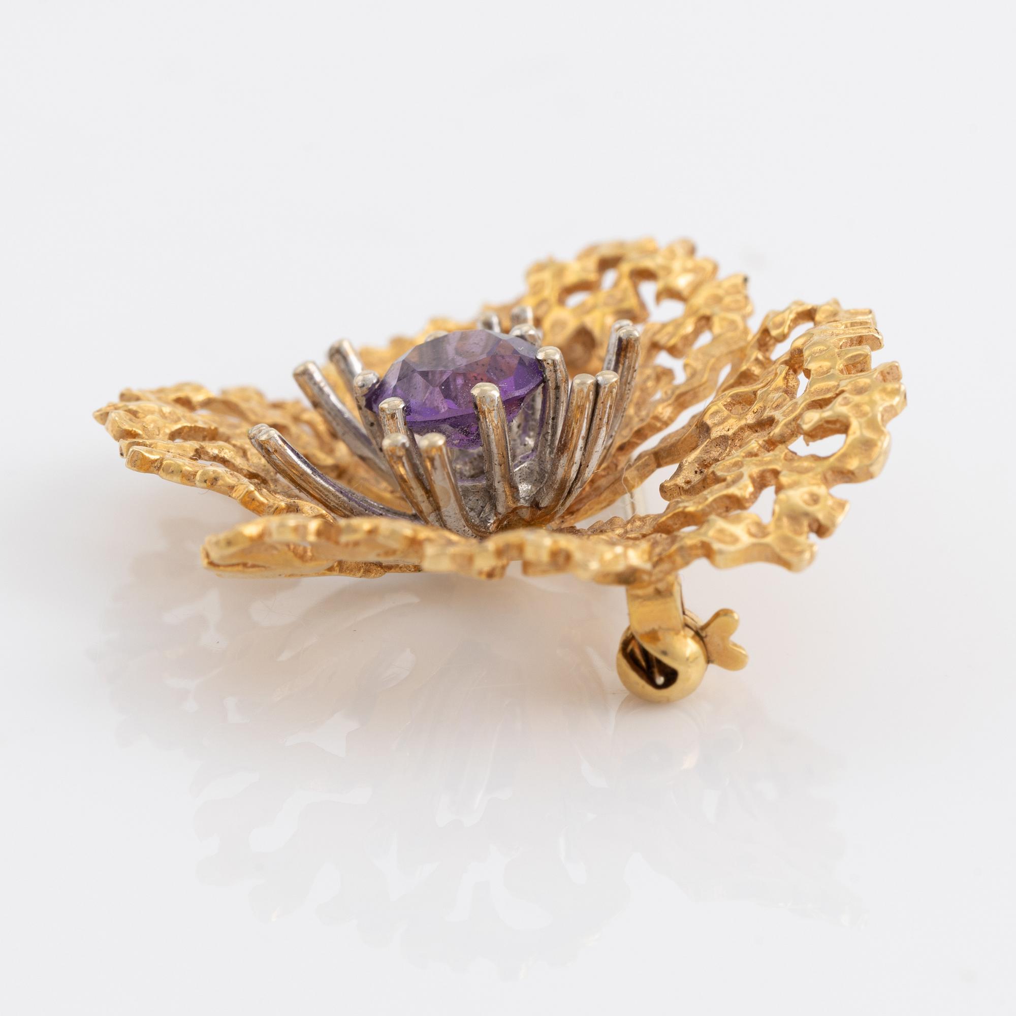 18K gold and amethyst flower brooch.