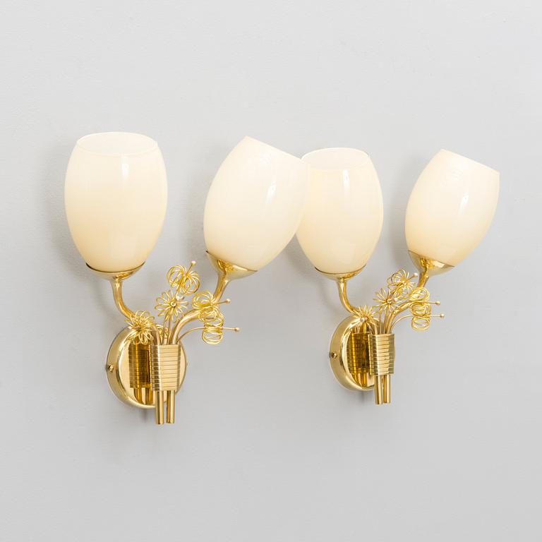 A pair of mid-20th century '9453' wall lights for Taito, Finland.