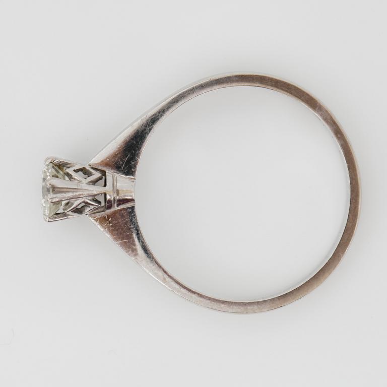 RING, 18K vitguld med briljantslipad diamant 0.40 ct. Vikt 3 g.