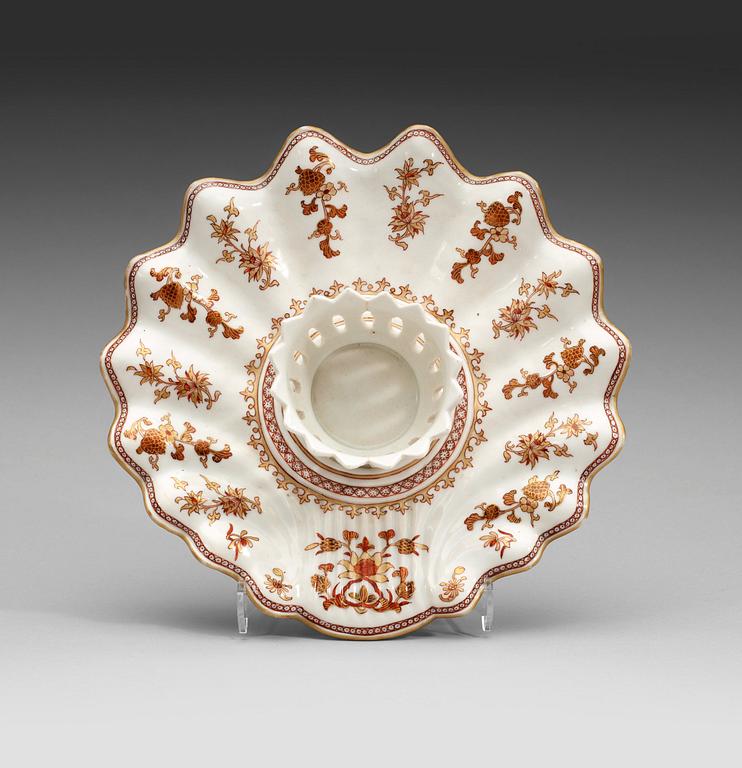 A dish with stand, Qing dynasty, Qianalong (1736-95).