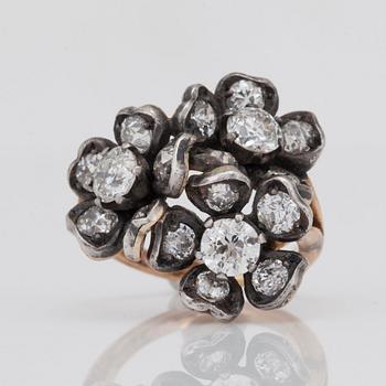 GARNITYR, 4 delar med rosenslipade och gammelslipade diamanter, collier, örhängen, ring, brosch, totalt ca 35.00 ct.
