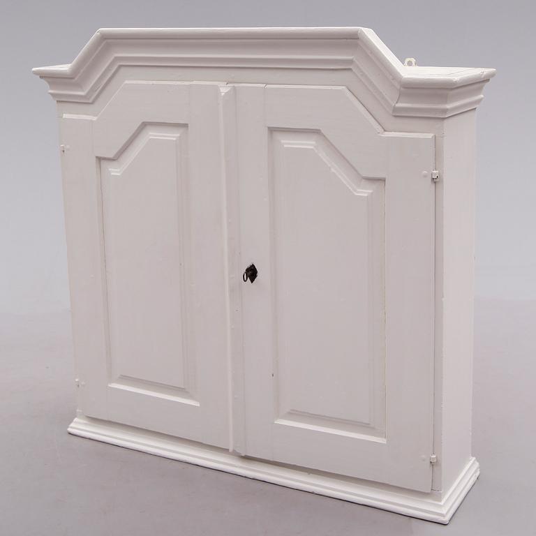 HÄNGSKÅP, allmoge, 1800-tal.