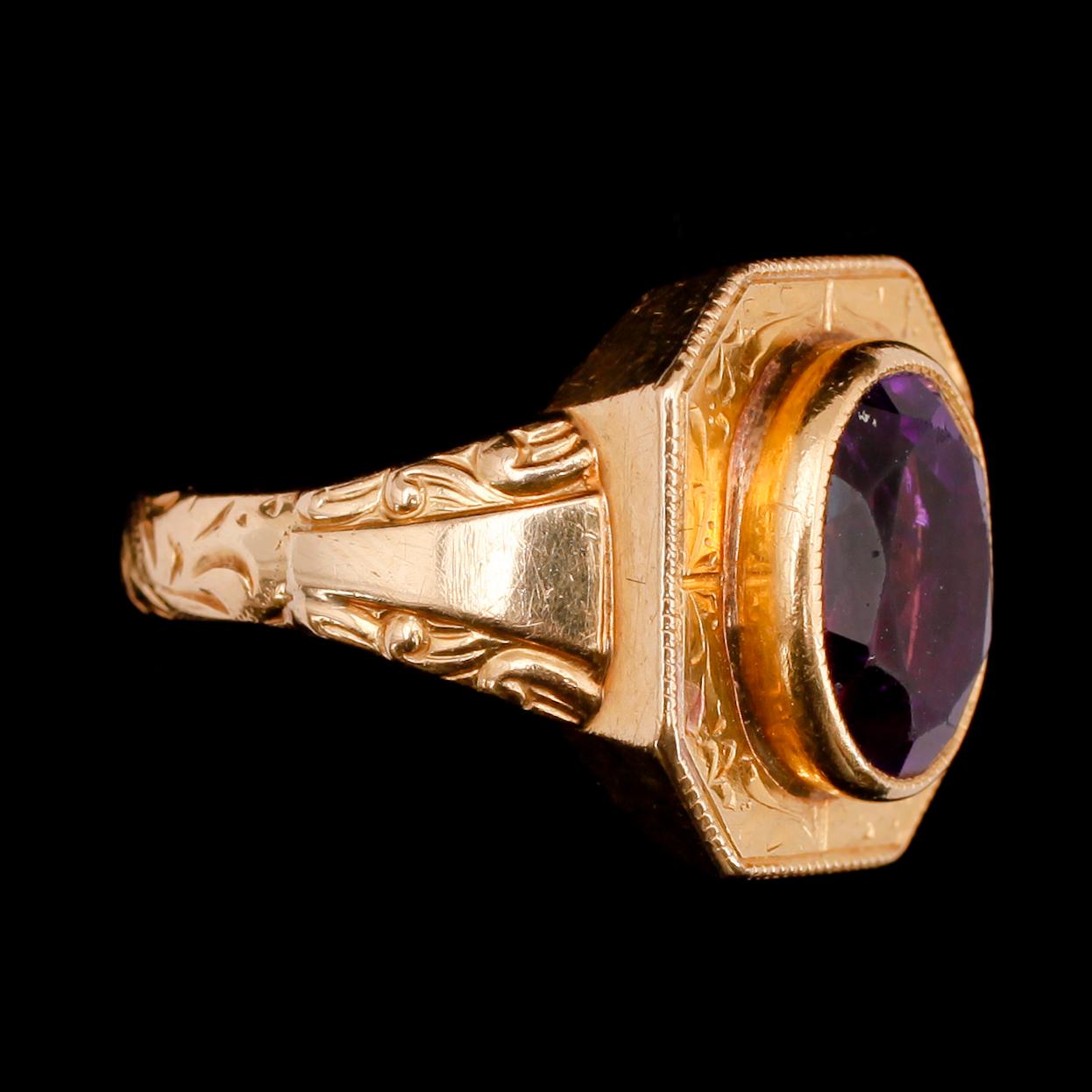 RING, 18 k guld, med lila ametist. Tot vikt 10 g.