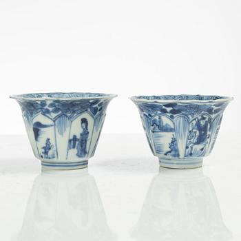 Koppar, två stycken, samt fat, porslin, Kina, Qingdynastin, Kangxi (1662-1722).