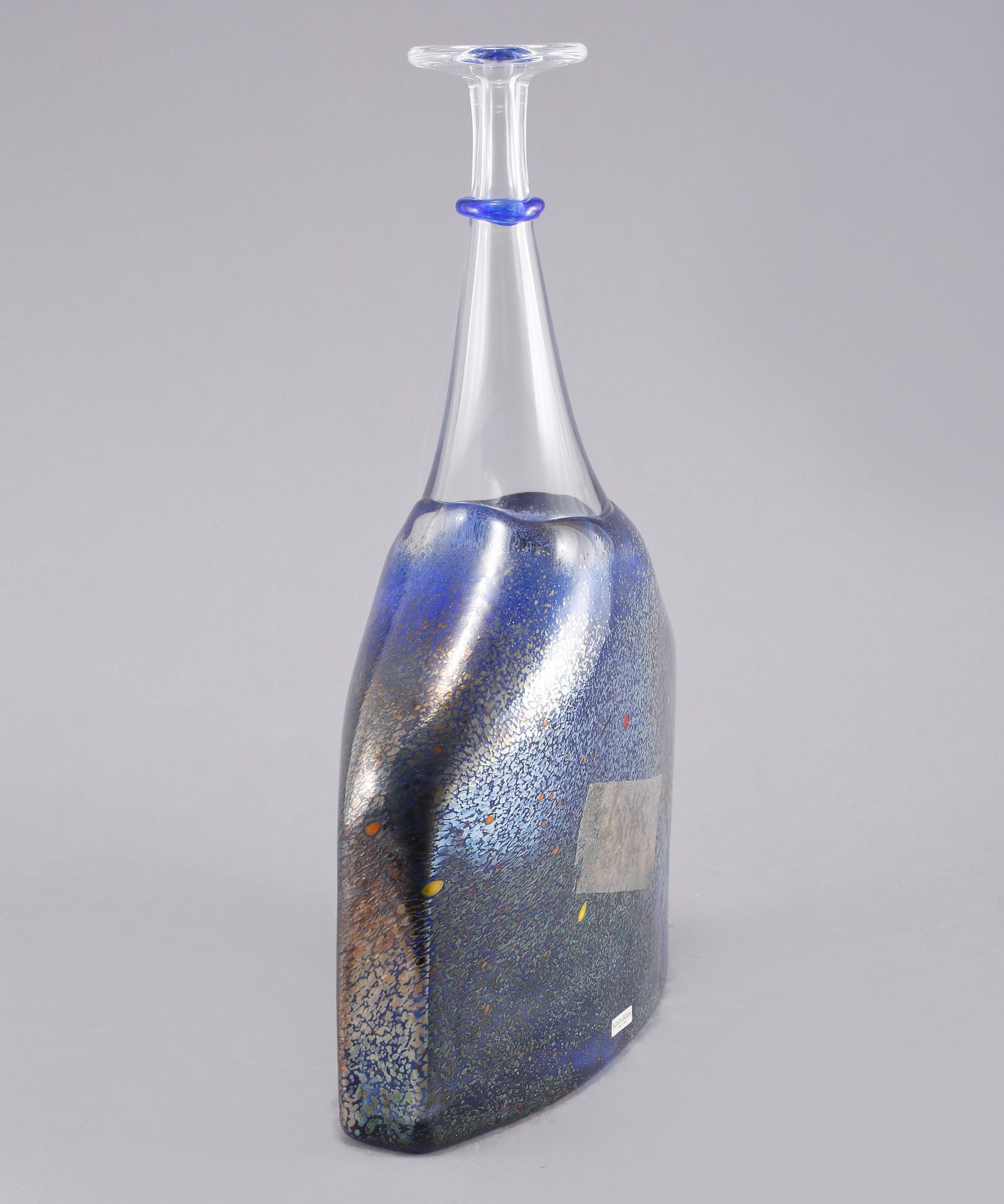 FLASKA, glas, Bertil Vallien, Kosta Boda, osignerad, 1900-talets slut.