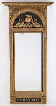 A late Gustavian mirror from around the year 1800.