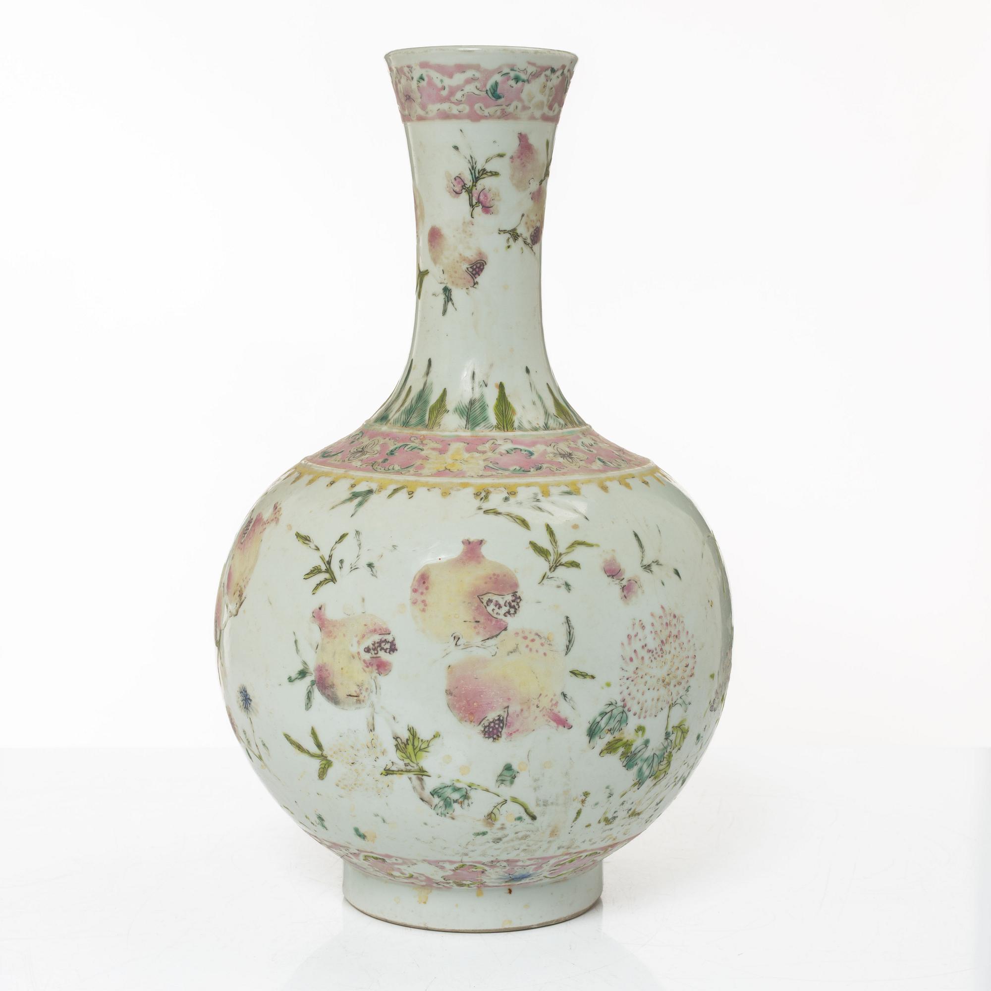 A Chinese famille rose porcelain vase, 19/20th century.