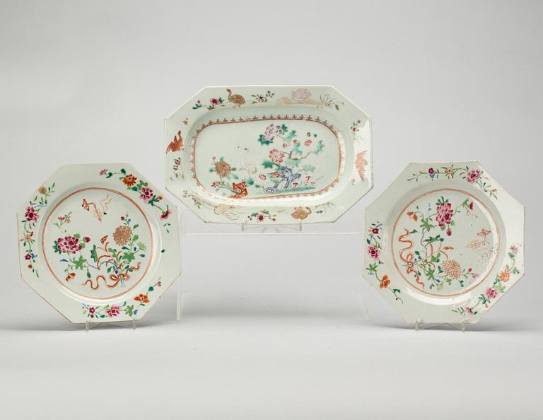 TALLRIKAR två stycken samt FAT, Kina, Qianlong (1736-1795), porslin.