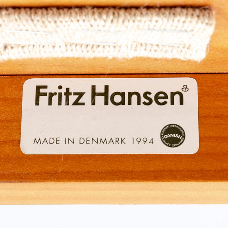 Hans J Wegner, karmstol "Kina-stolen" för Fritz Hansen, Danmark, daterad 1994.