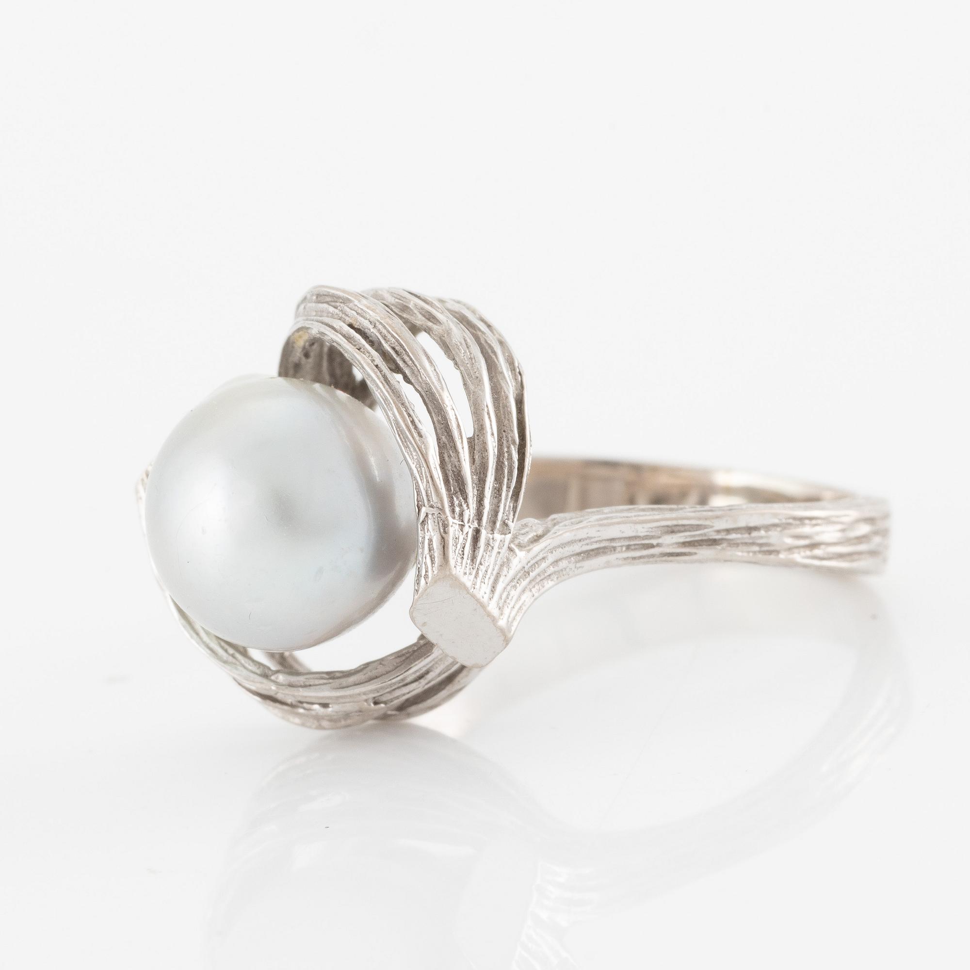 Ring 18K white gold with a cultured pearl.