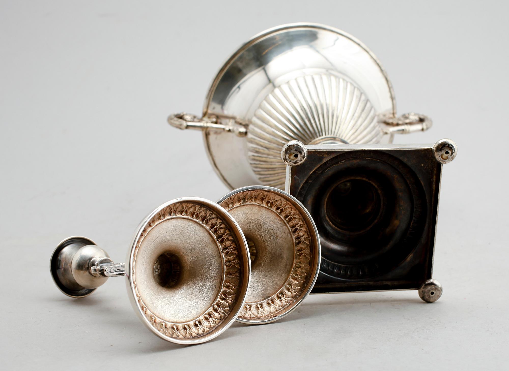 STRÖSOCKERSKÅL OCH LJUSSTAKAR 1 PAR, nysilver, GAB, 1900-talets mitt.