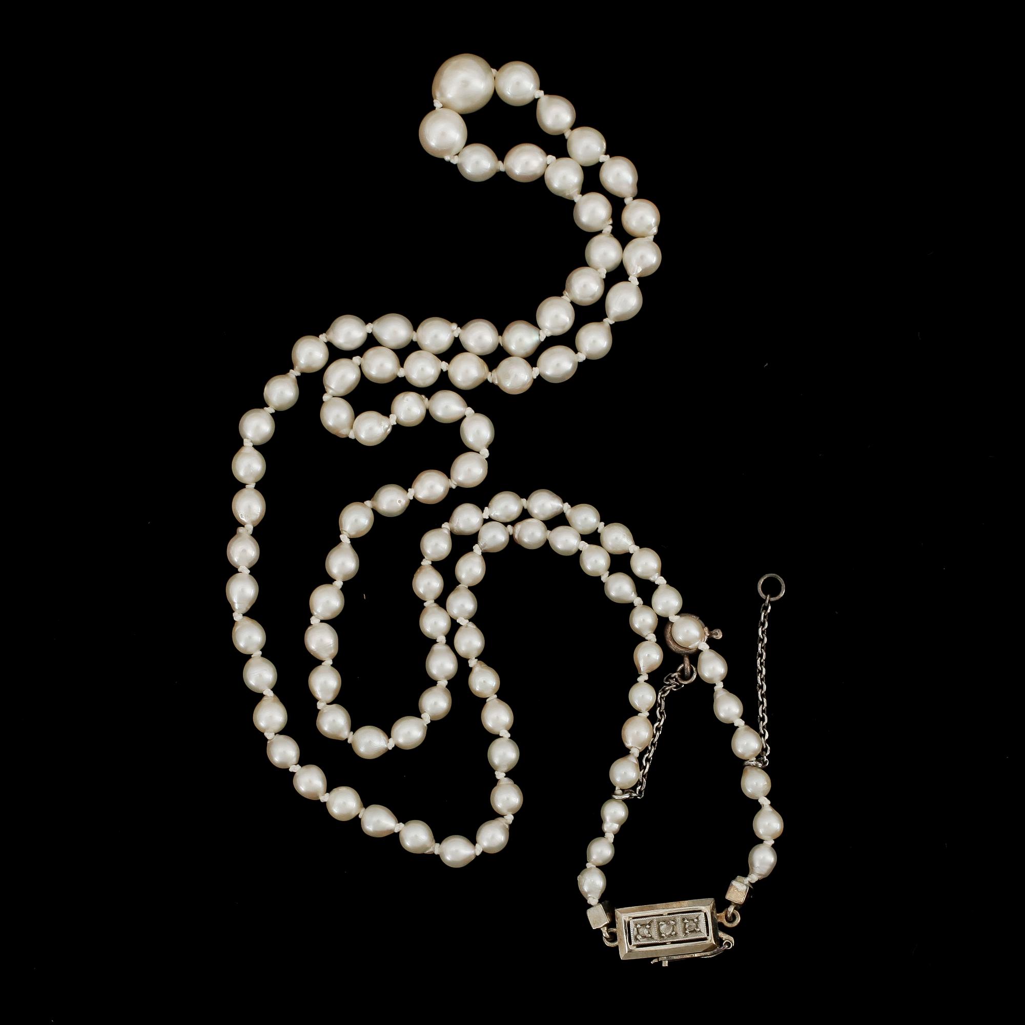 COLLIER, odlade saltvattenspärlor lås 18k vitguld med små rosenslipade diamanter.