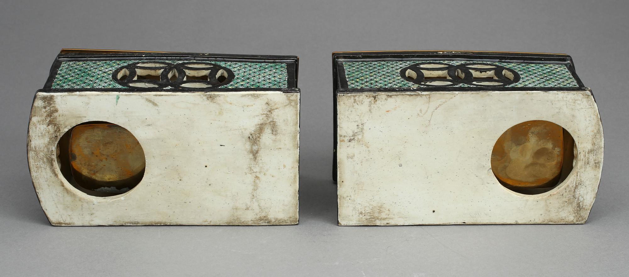 SOCKLAR MED INSATS FÖR BLOMMOR, porslin, Kina, 1800-tal.