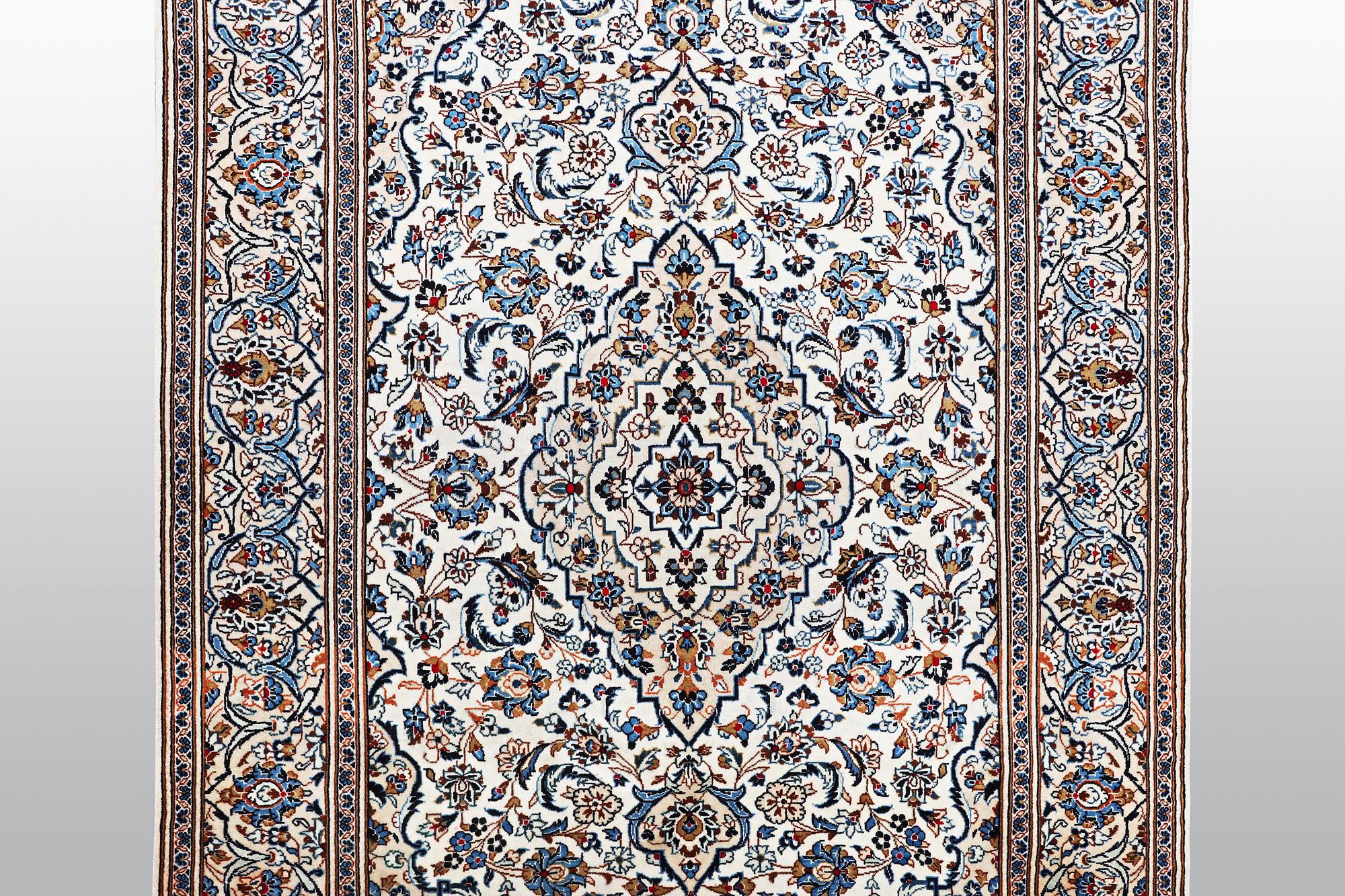 A carpet, Kashan, ca 296 x 192 cm.
