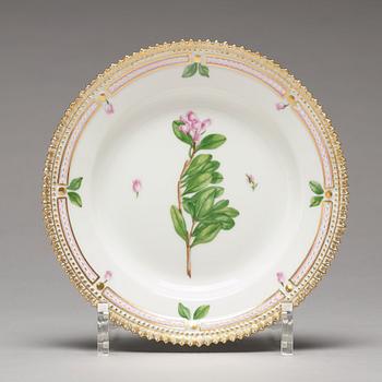 ASSIETTER, sex stycken, porslin. "Flora Danica", Royal Copenhagen, Danmark, 1900-tal.