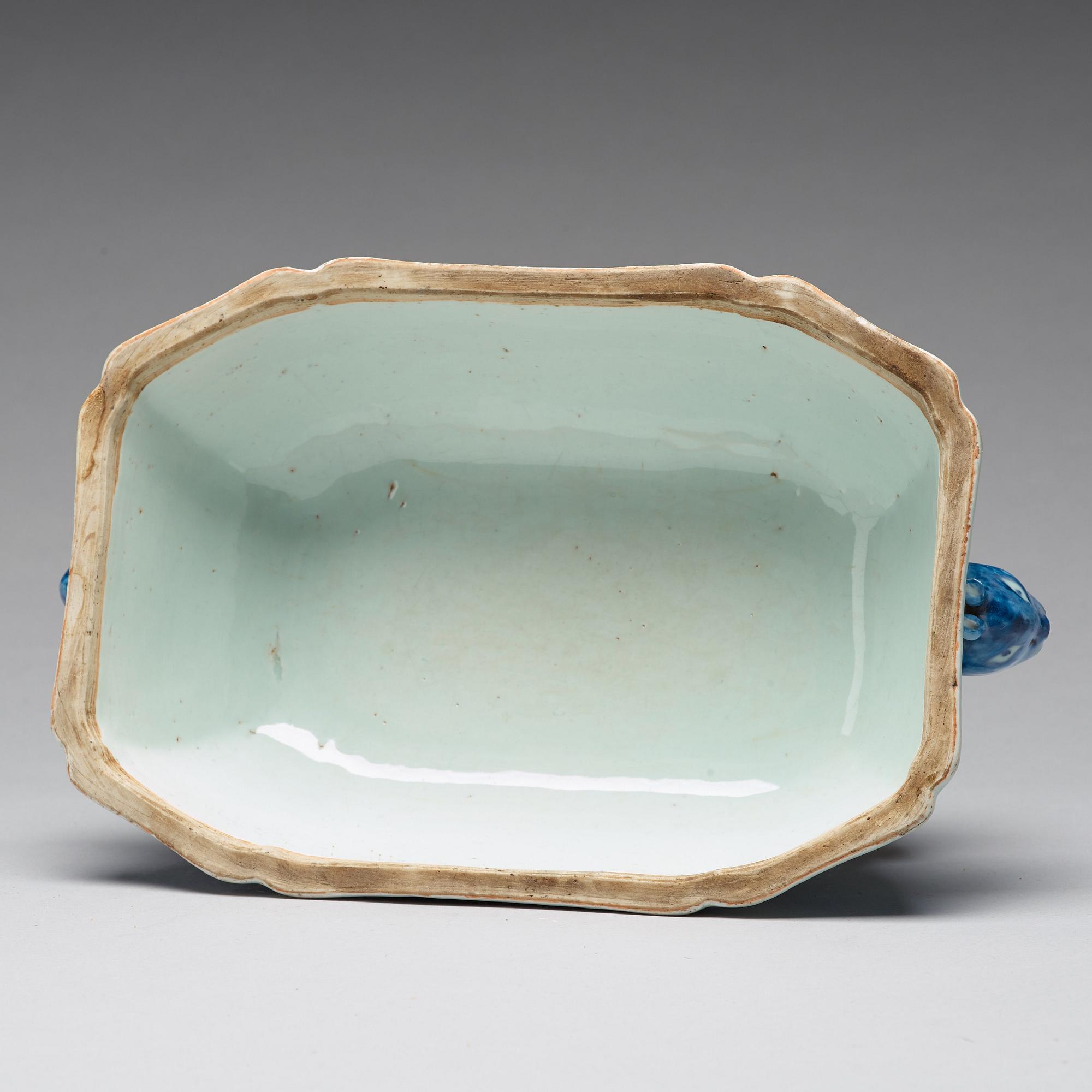A blue and white tureen with cover, Qing dynasty, Qianlong (1736-95).