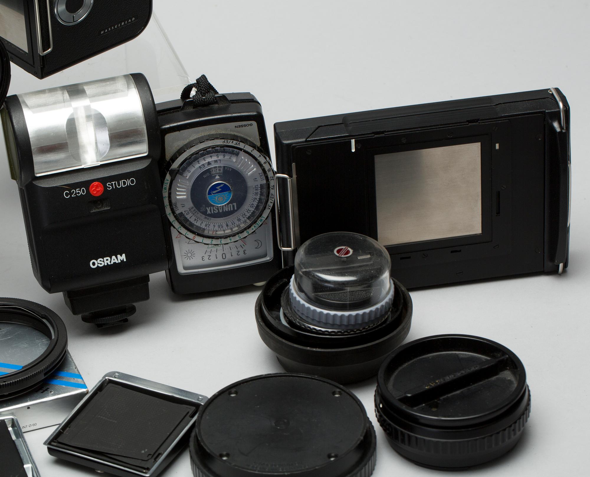 KAMERA MED TILLBEHÖR, Hasselbladkamera 2000 FC/M. Made in Sweden by Victor Hasselblad AB.