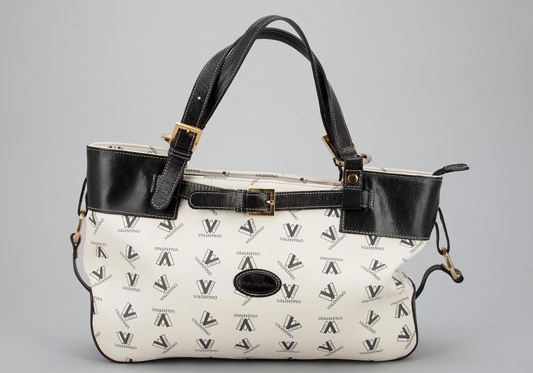 VÄSKA, Walter Valentino.