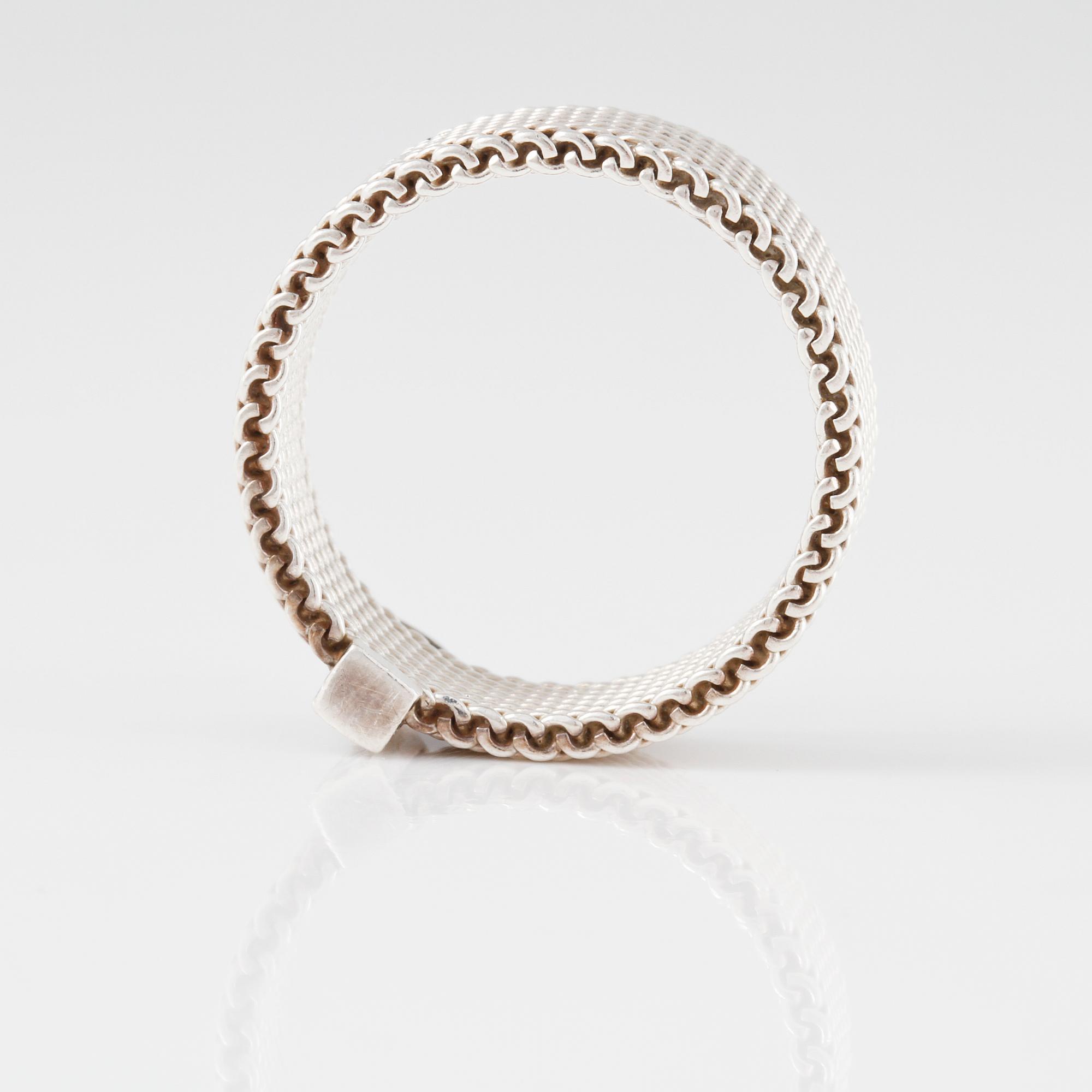 RING, Tiffany & Co, sterlingsilver med 4 briljantslipade diamanter. Vikt 4,3 gram.