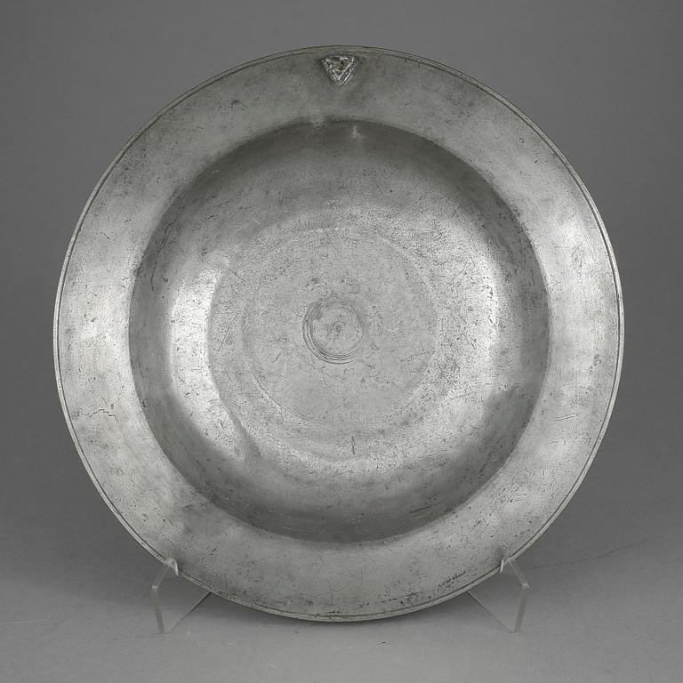 FAT, tenn, otydliga stämplar, märkt 1636.