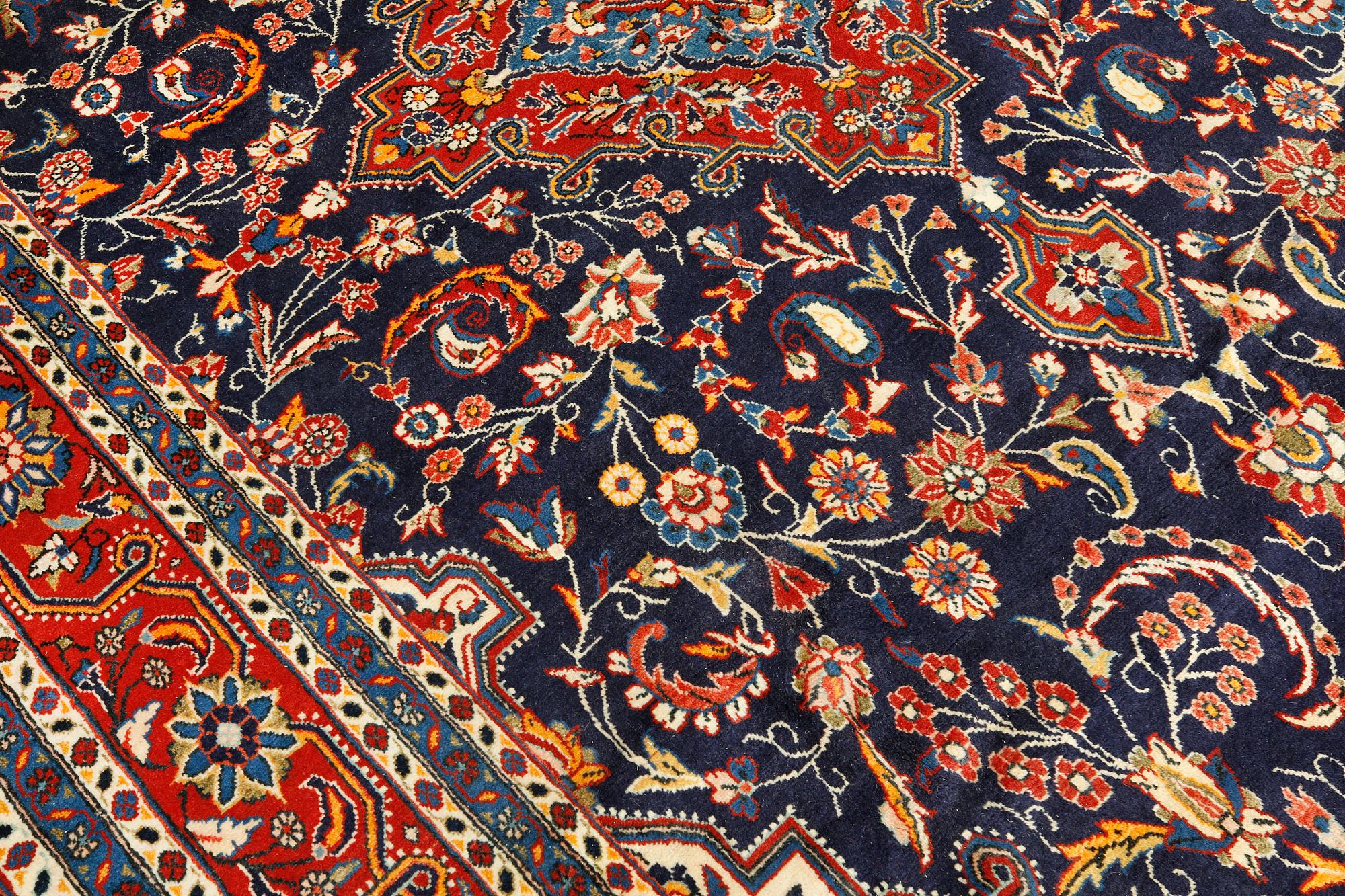 A Hamadan carpet, ca 330 x 220 cm.