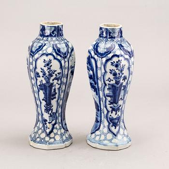 A pair of blue and white vases, Qing dynasty, Kangxi (1662-1722).