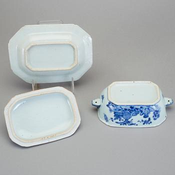 SMÖRTERRIN, porslin, Qingdynastin,  Qianlong (1736-95).