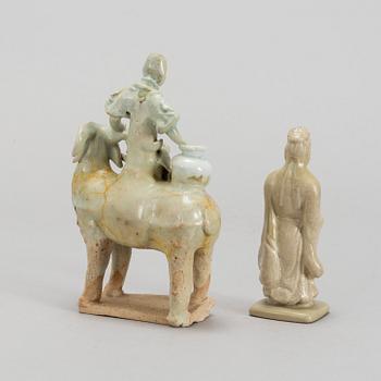 FIGURINER, två stycken, porslin. Sydostasien, Sawankhalok, 14/1500-tal.