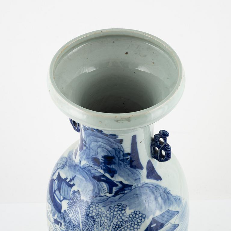 Floor vase, porcelain, China, Qing dynasty, late 19th century.