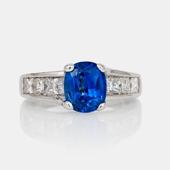 724. A circa 3.00 ct sapphire and princess-cut diamond ring. Total carat weight of diamonds circa 1.00 ct.