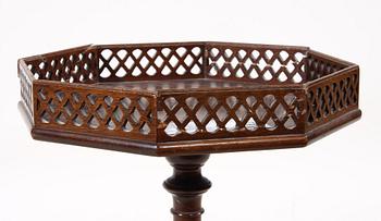 LAMPBORD, engelsk stil, brickmärkt AB Nordiska Kompaniet, 1900-talets första hälft.