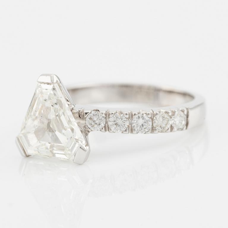 Ring with a triangular-shaped diamond, approx. 2.37 ct.