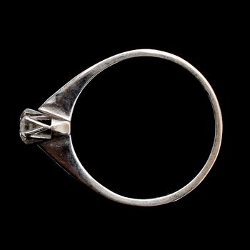 RING, 18 k vitguld, 1977, med solitär briljant 0.17 ct.