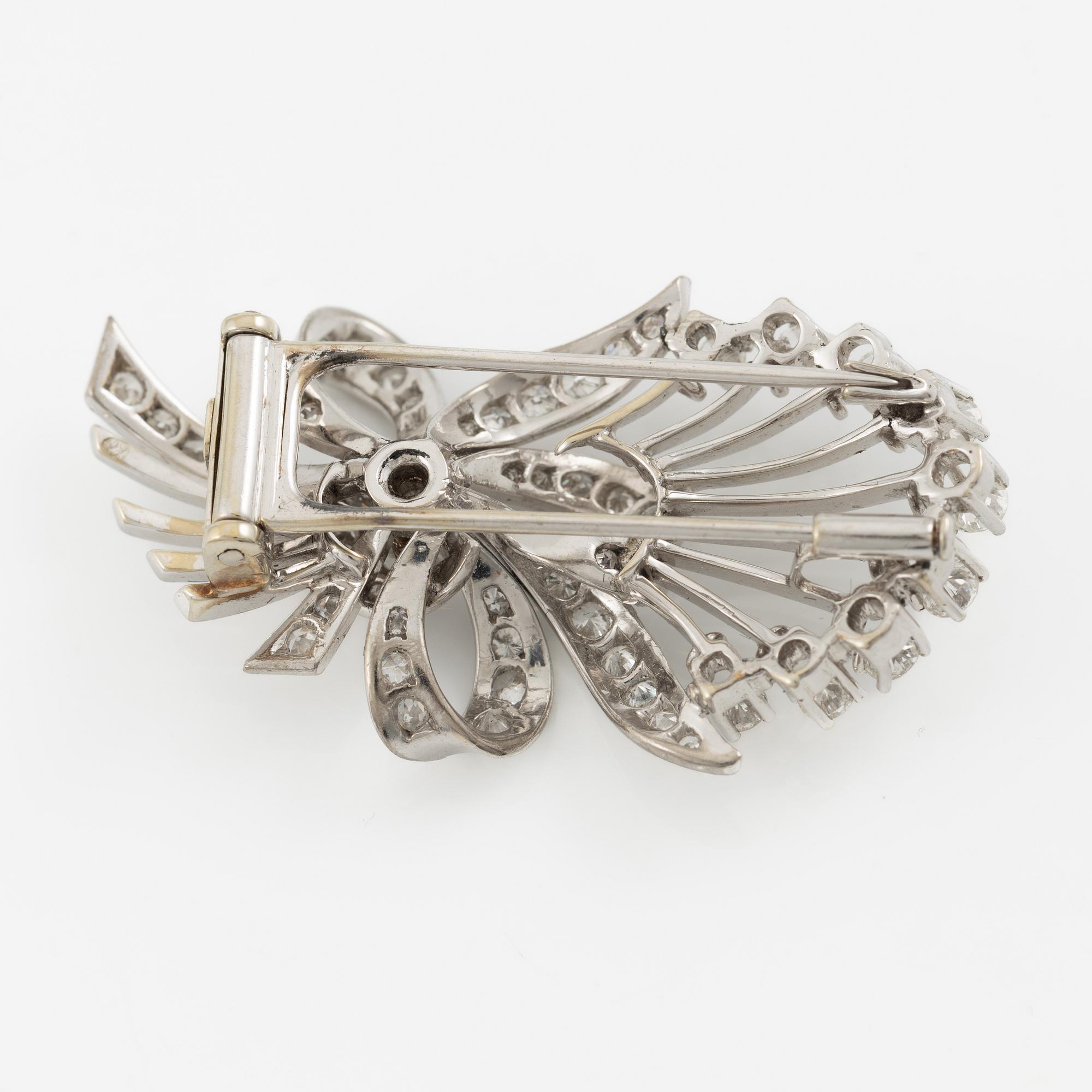 Brooch/clip 18K white gold set with round brilliant-cut and eight-cut diamonds.