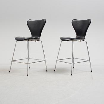 ARNE JACOBSEN, a pair of "Sjuan 3187" leather barstools, Fritz Hansen.