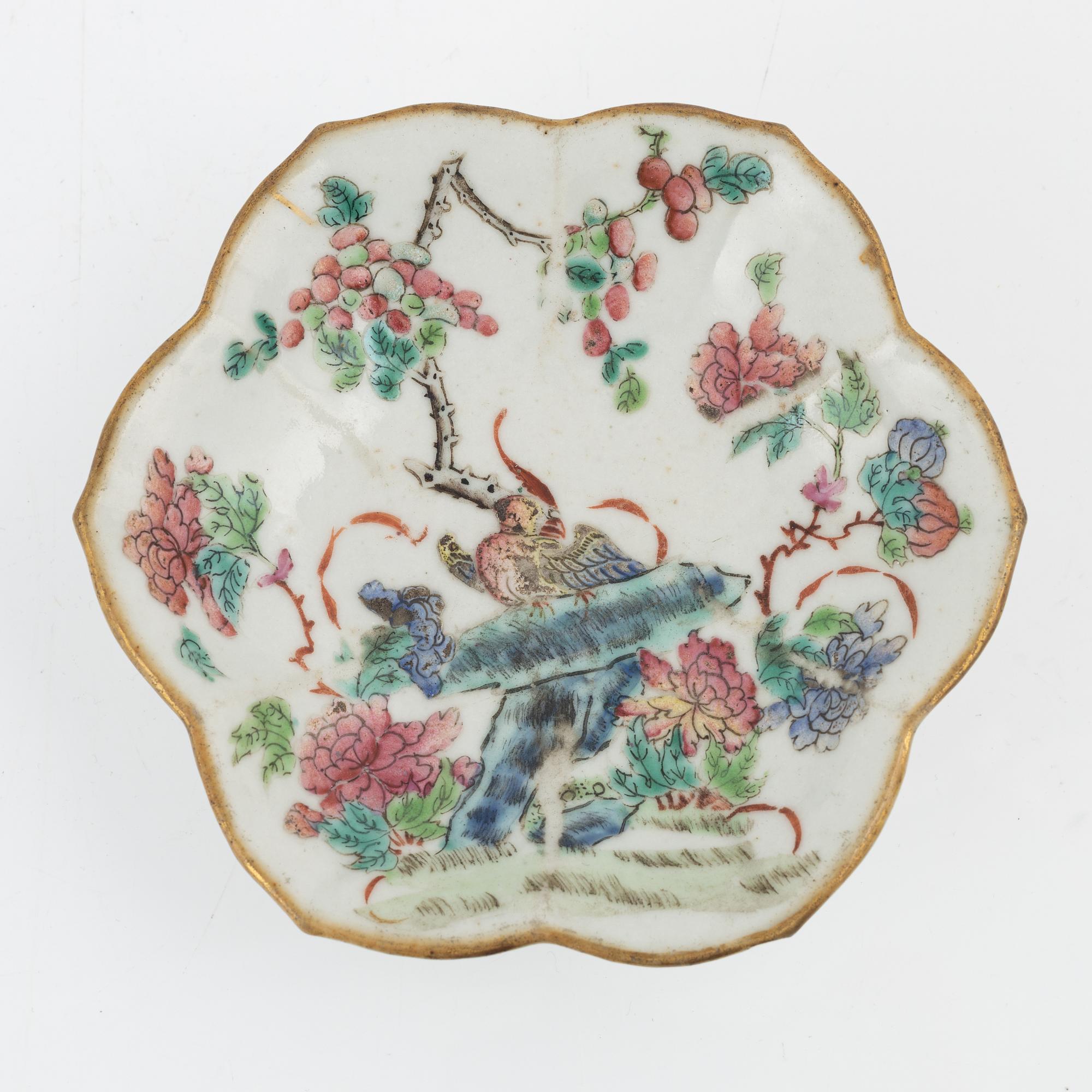 A louts shaped porcelain dish, late Qing Dynasty, around 1900.