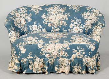 SOFFA OCH EMMAFÅTÖLJER, 1 par, 1800-/1900-tal.