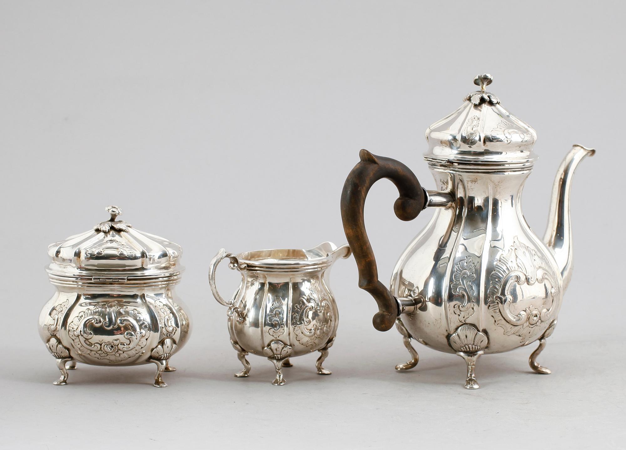 KAFFESERVIS, 3 delar, sterlingsilver, rokokostil, svenska importstämplar. Total vikt ca 1067 gram.