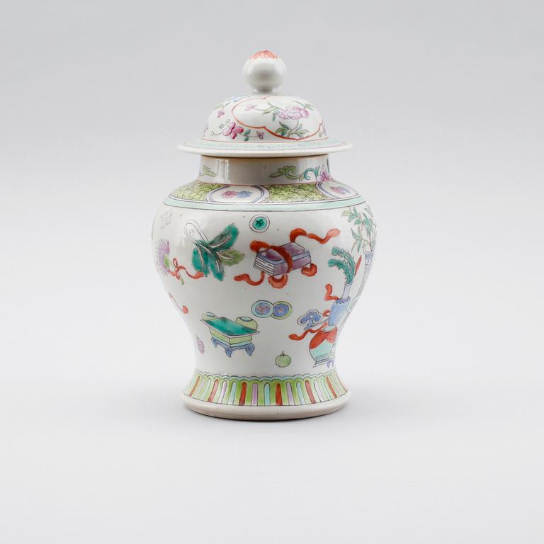 LOCKURNA, porslin, Kina, 1900-tal.