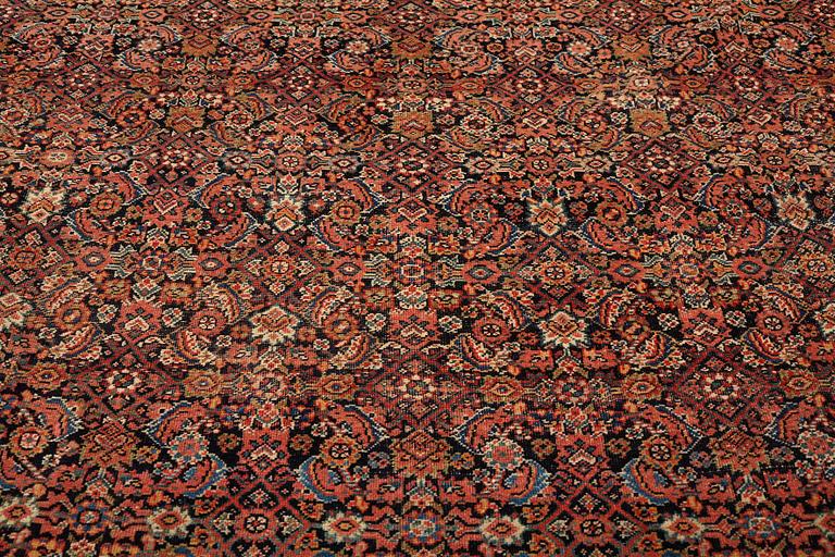 A carpet, an antique Feraghan, ca 579,5 x 234,5 cm.