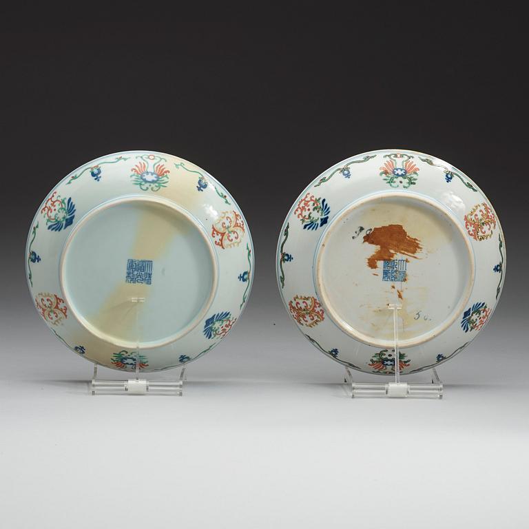 A pair of wucai dishes, Qing dynasty (1644-1912) with Qianlongs and Daoguang sealmarks.