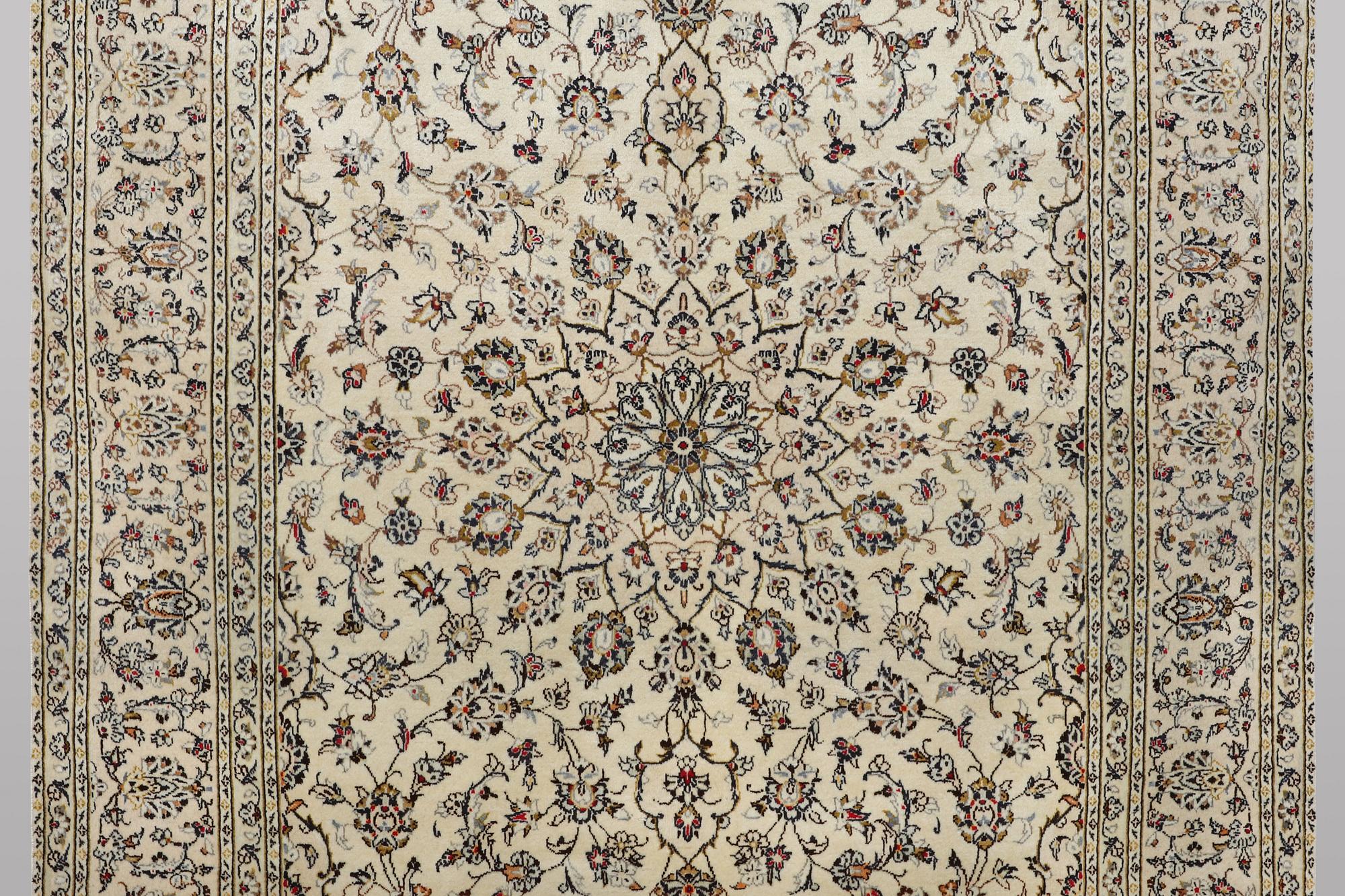 A carpet, Kashan, ca 328 x 205 cm.