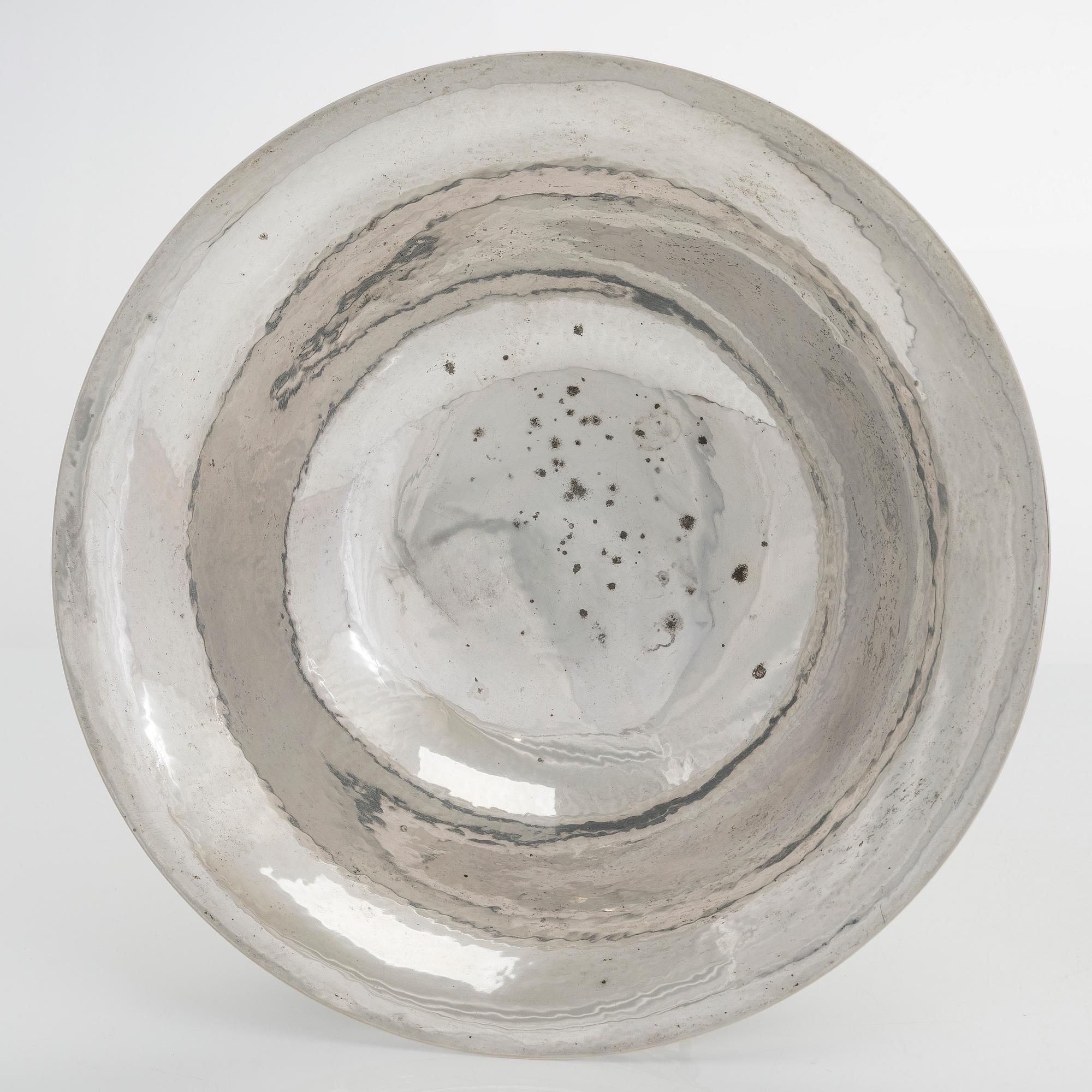 A pair of centrepiece silver bowls by Johan Rohde for Georg Jensen, Copenhagen 1915-1919. Design nr 252.