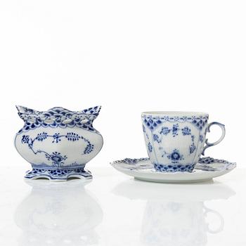 Royal Copenhagen service 49 pieces "Musselmalet", fully decorated in blue.